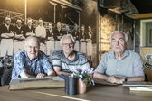 Vrijwilligers van Sportclub Enschede met Ab Gellekink (rechts)