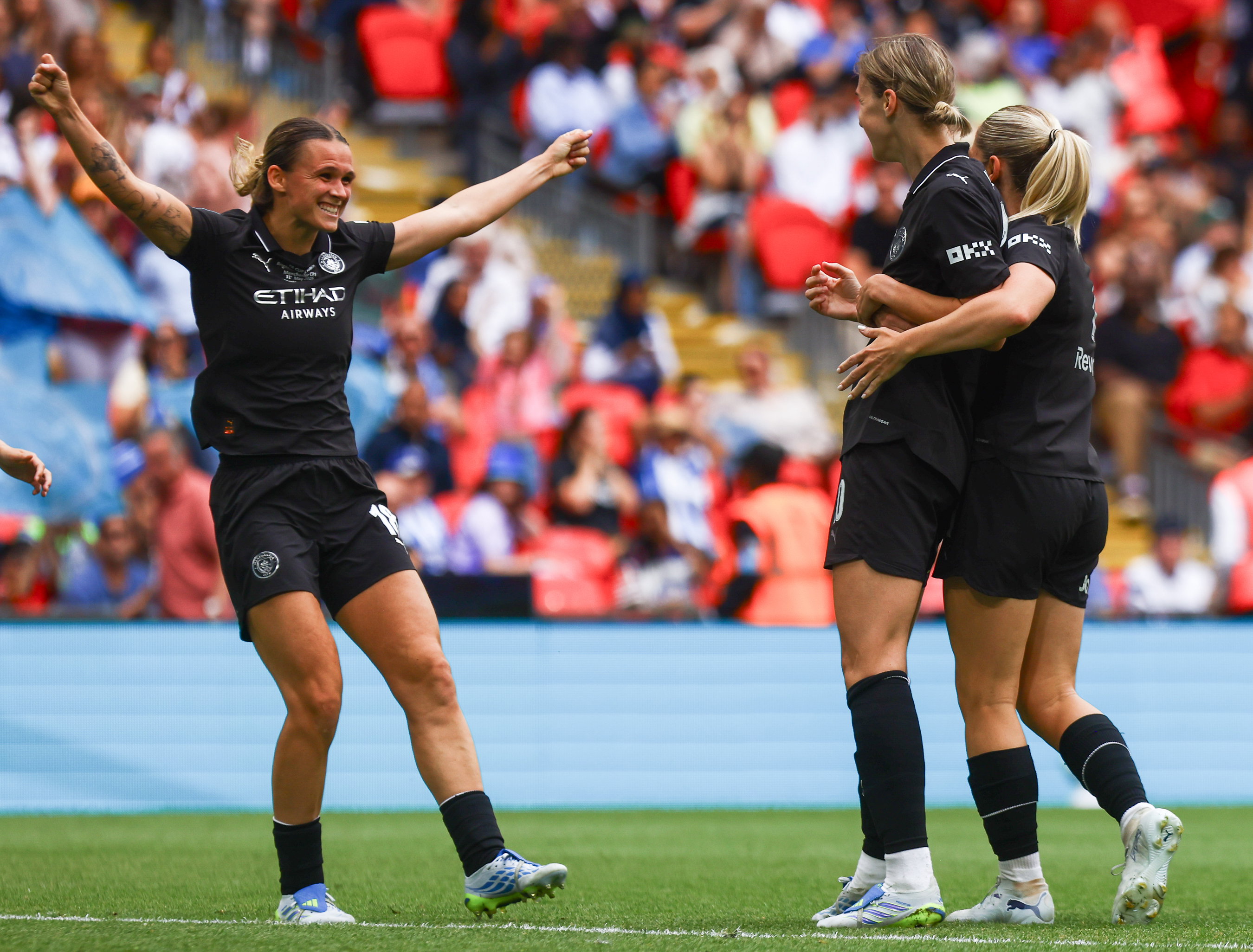 Kerstin Casparij juicht met Vivianne Miedema