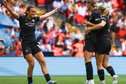 Kerstin Casparij juicht met Vivianne Miedema