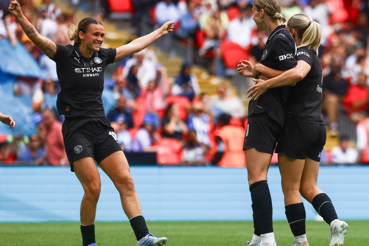 Kerstin Casparij juicht met Vivianne Miedema