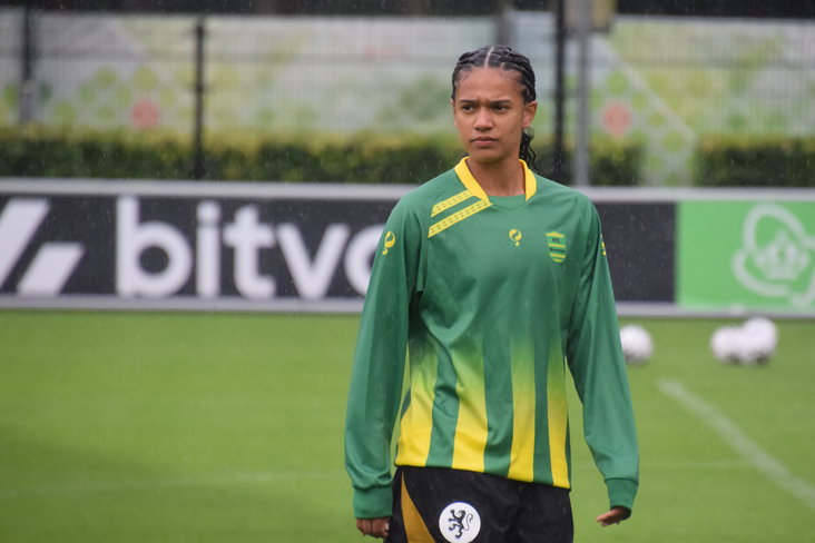 Esmee Brugts in het shirt van haar oude amateurclub