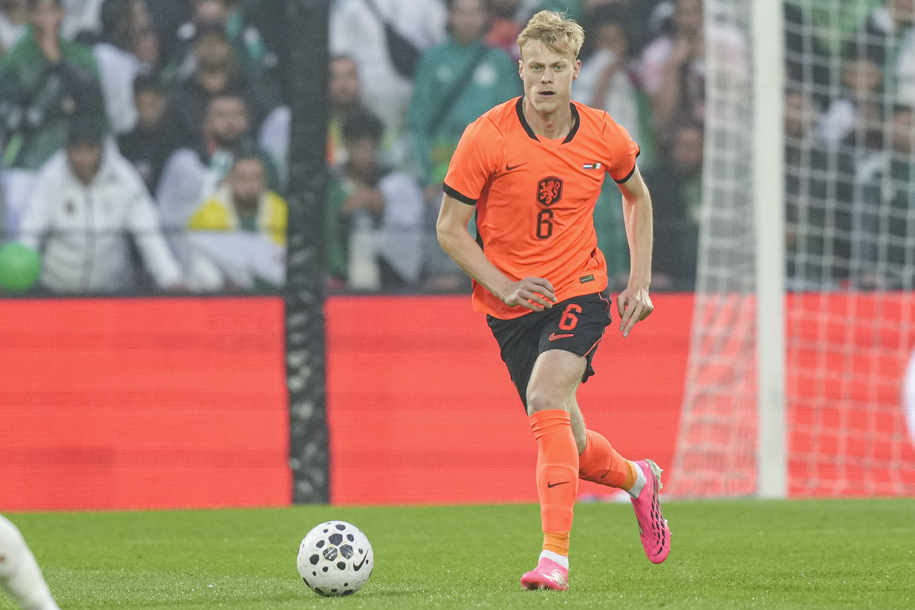 'NAC Breda vermorzelt transferrecord bij Van Hecke transfer'