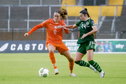 Wieke Kaptein in actie namens de OranjeLeeuwinnen tegen Ierland