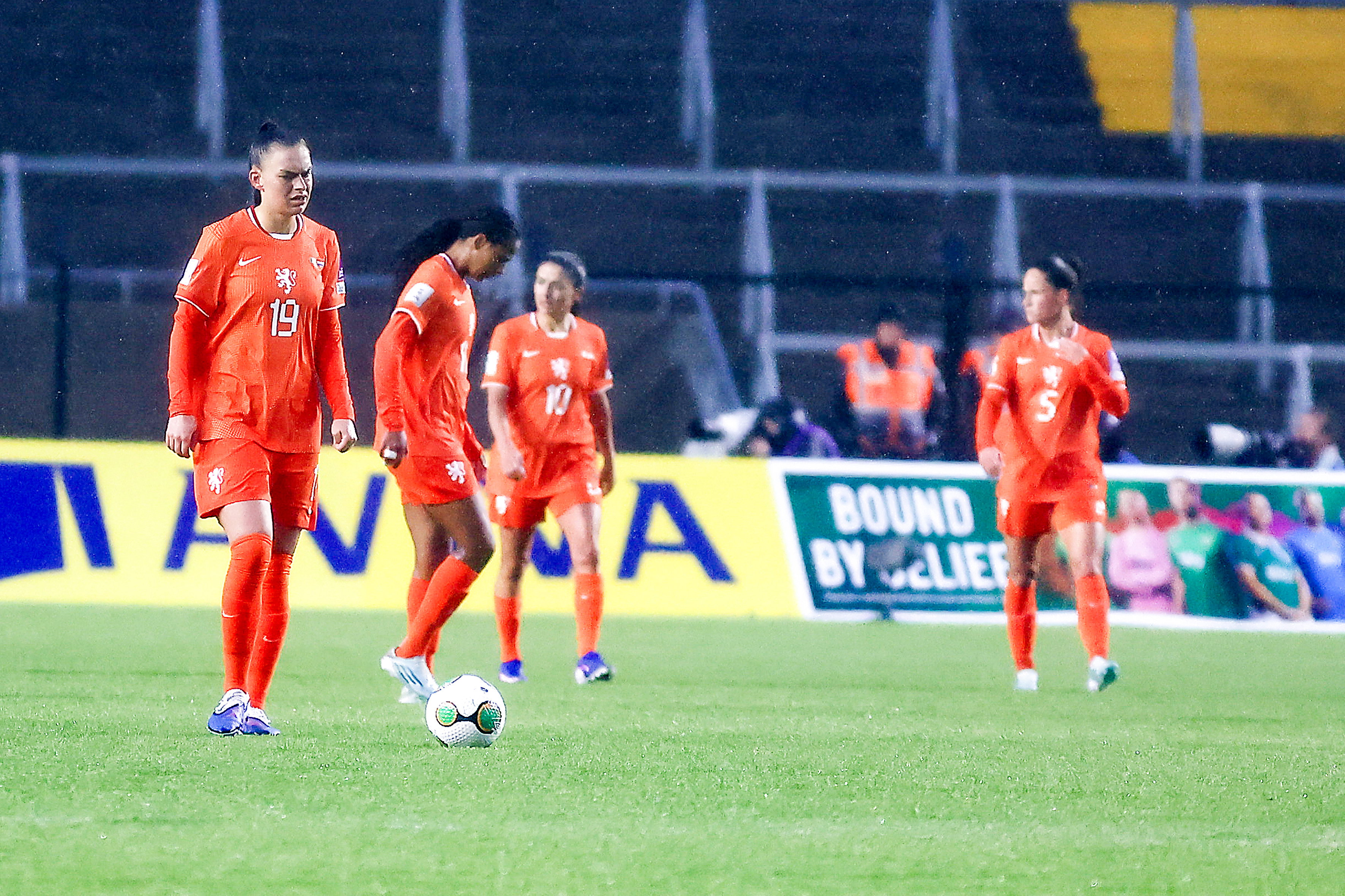 De OranjeLeeuwinnen balen na een tegengoal