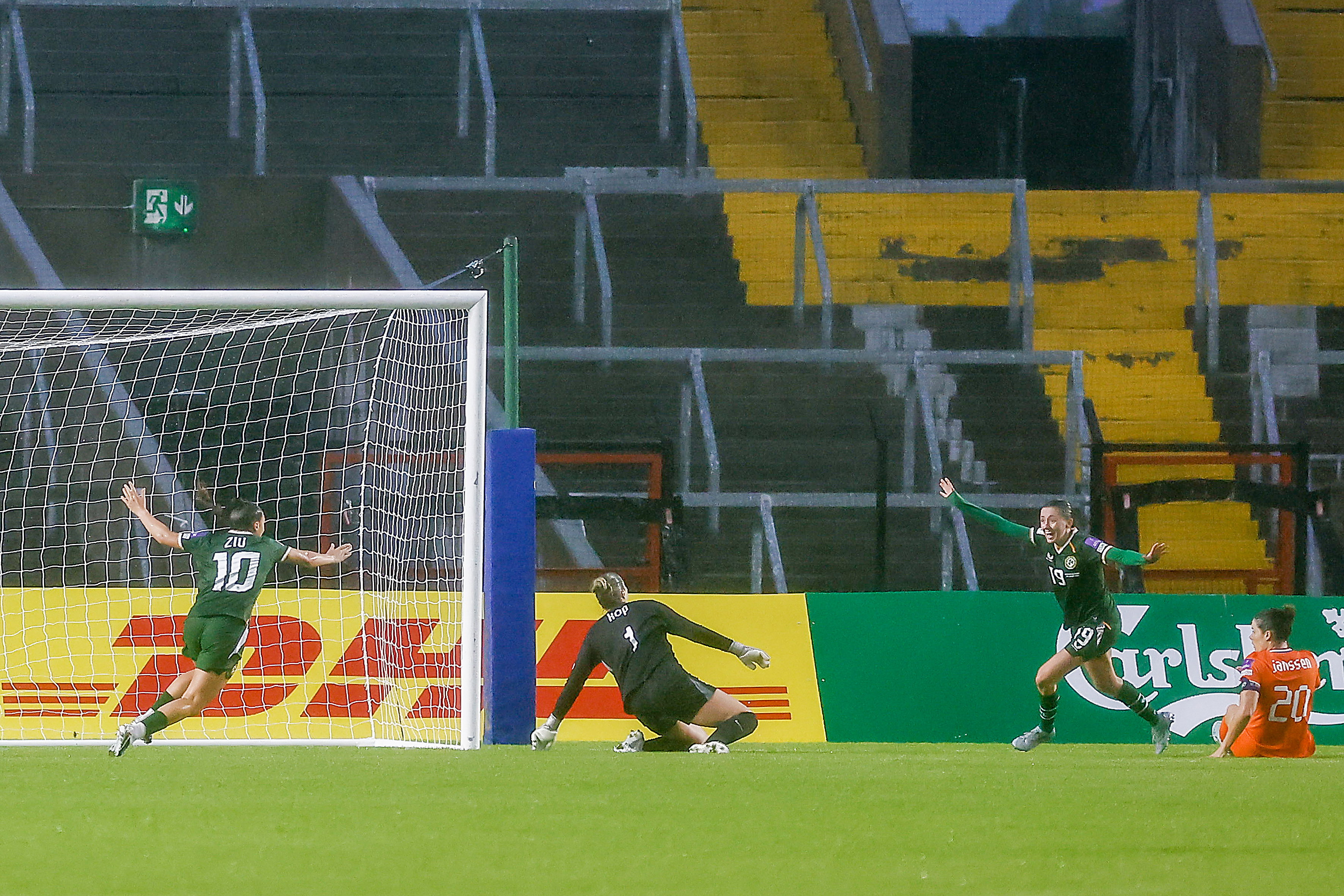 Lize Kop en Dominique Janssen zitten op het veld, Ierland juicht