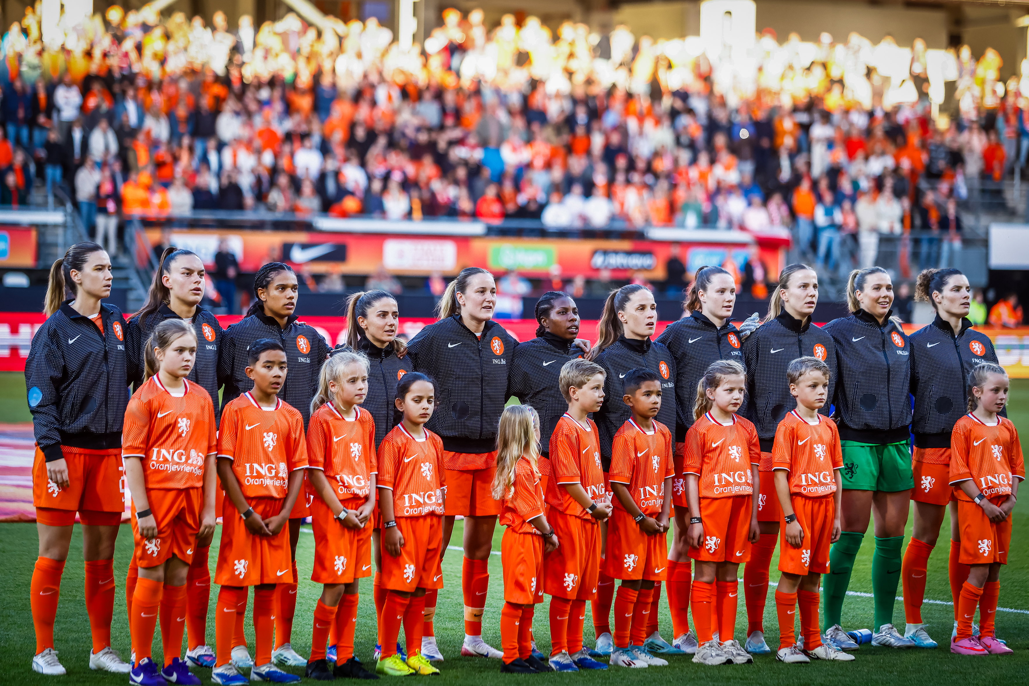 De OranjeLeeuwinnen tijdens het Wilhelmus