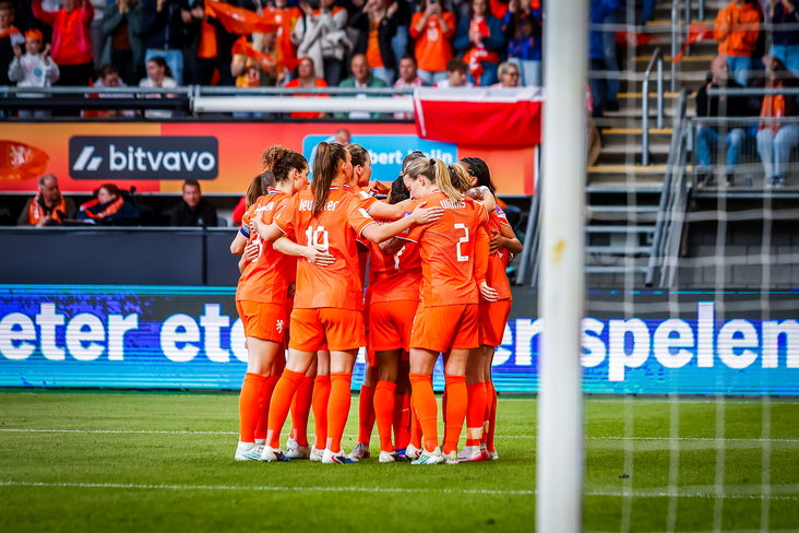 De OranjeLeeuwinnen juichen in Almelo