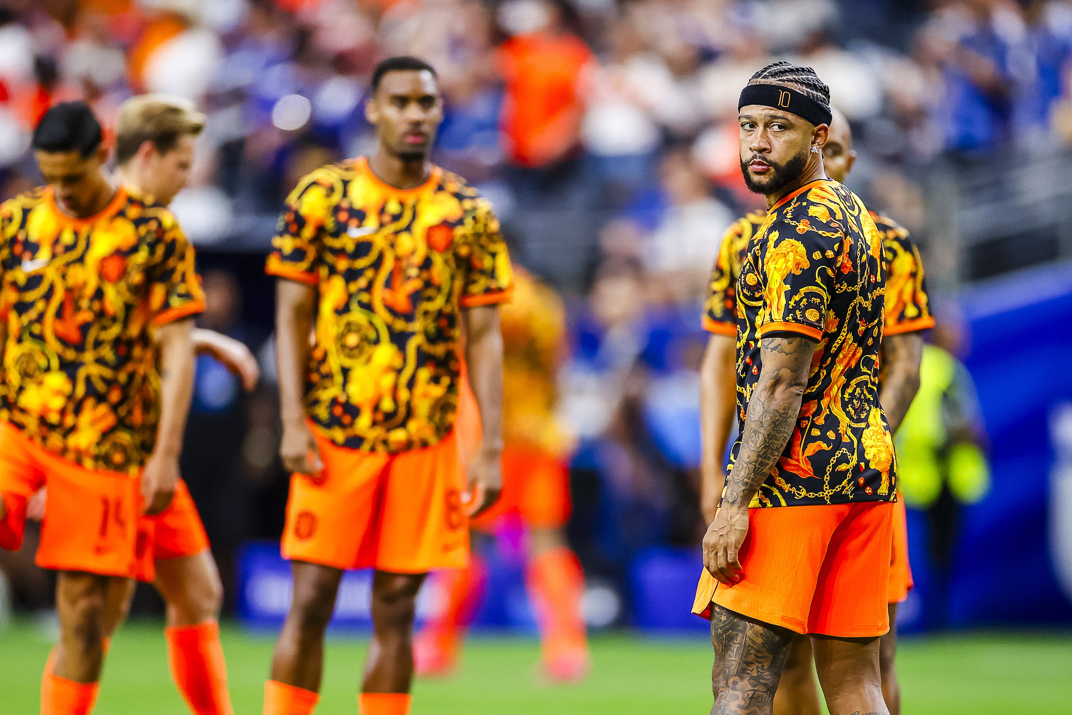 Het Nederlands Elftal in het nieuwe warming-up shirt