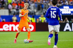 Jan Paul van Hecke in actie namens Oranje tegen Japan