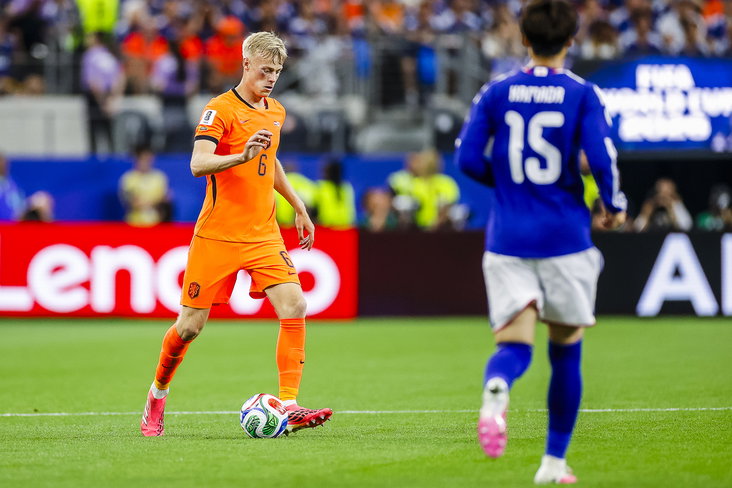 Jan Paul van Hecke in actie namens Oranje tegen Japan