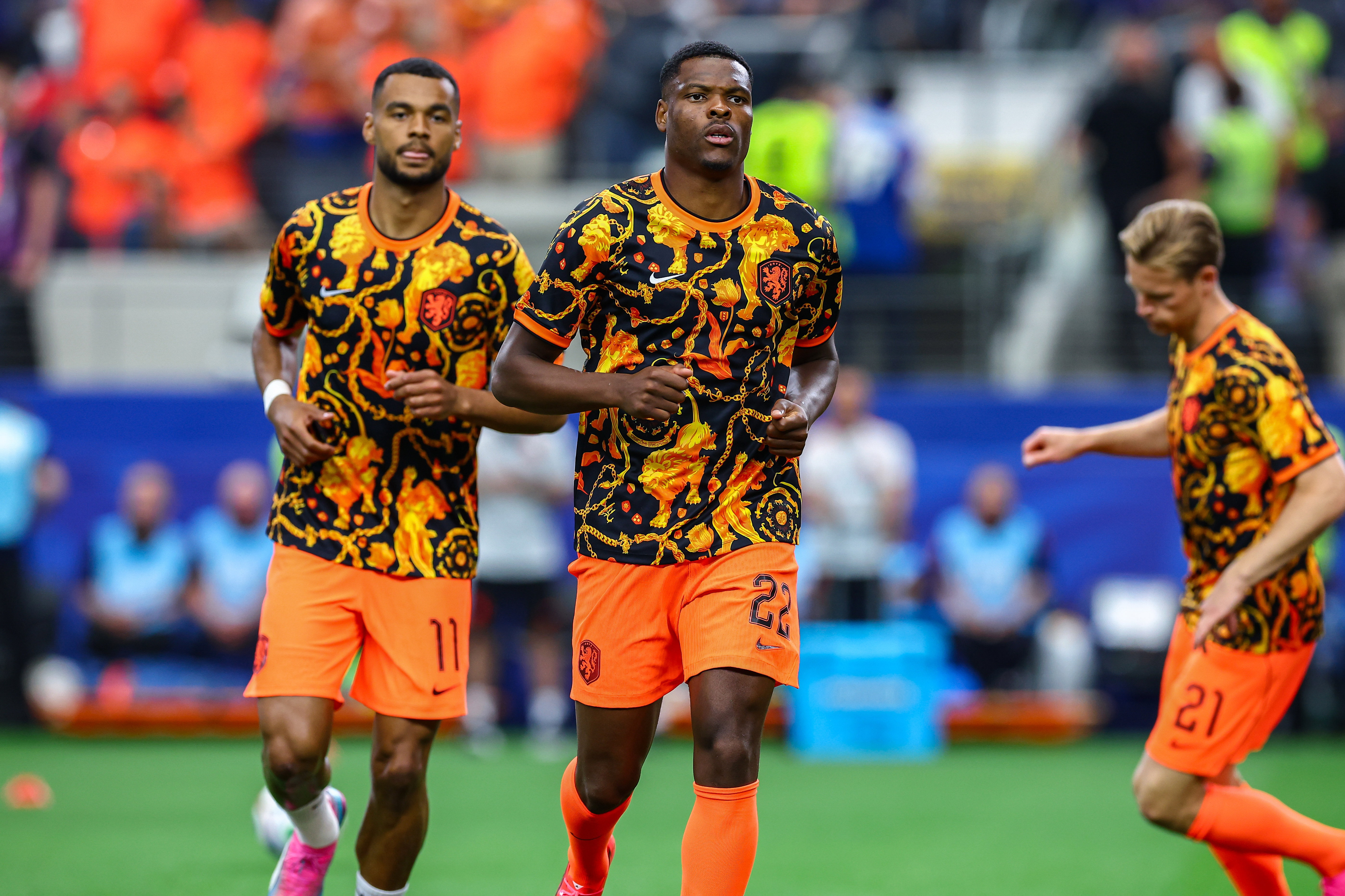 Denzel Dumfries in het warming-up shirt van Oranje