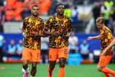 Denzel Dumfries in het warming-up shirt van Oranje