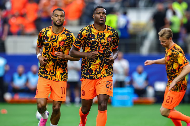 Denzel Dumfries in het warming-up shirt van Oranje