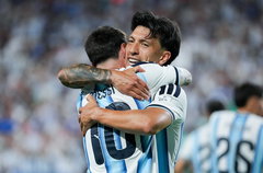 Lionel Messi en Lisandro Martinez
