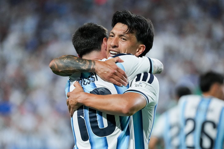 Lionel Messi en Lisandro Martinez