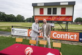 Wethouder Niels van den Berg draagt de grond over aan Dominique Scholten en FC Twente