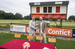 Wethouder Niels van den Berg draagt de grond over aan Dominique Scholten en FC Twente