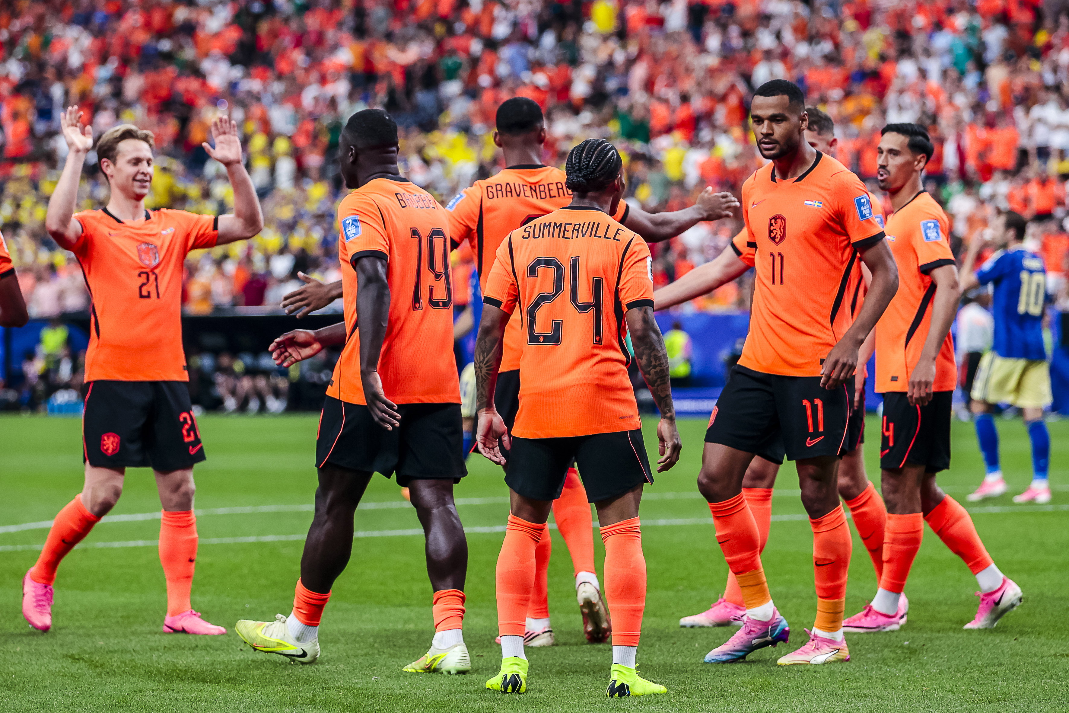 Nederlands elftal scoort er vijf en wint overtuigend van Zweden