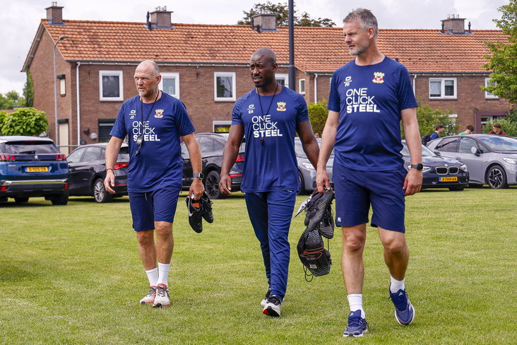 Joseph Oosting, Rick Adjei en Peter Uneken bij de eerste training van Go Ahead Eagles