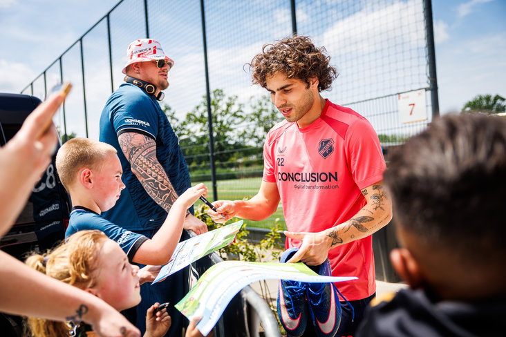 Miguel Rodríguez deelt handtekeningen uit
