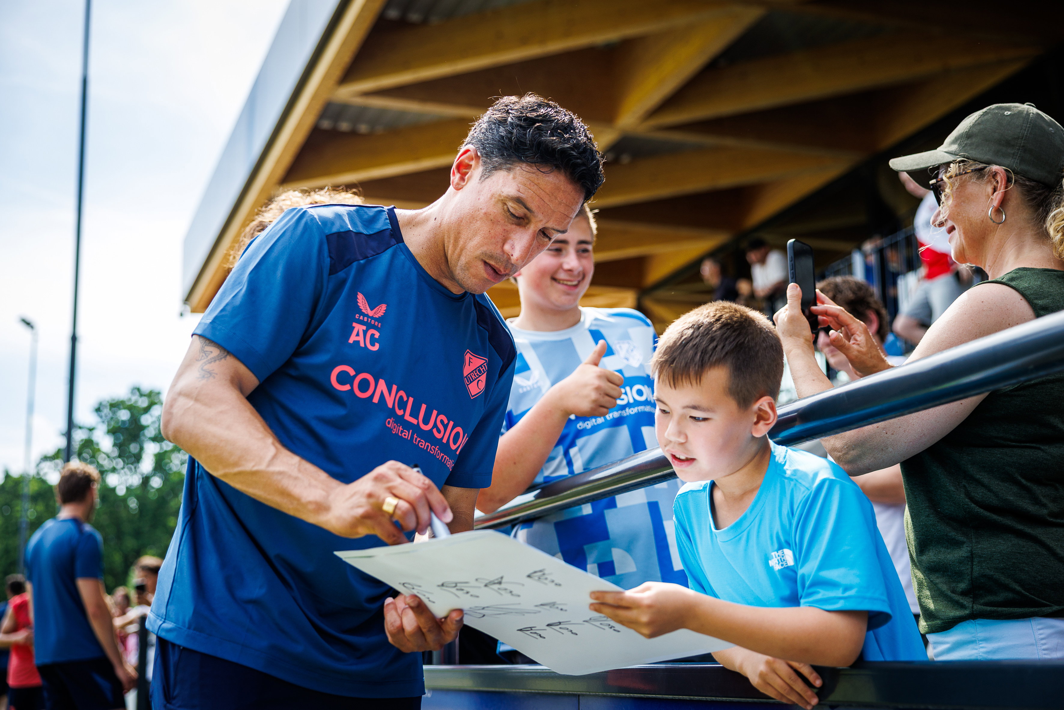 Anthony Correia met een jonge FC Utrecht-fan