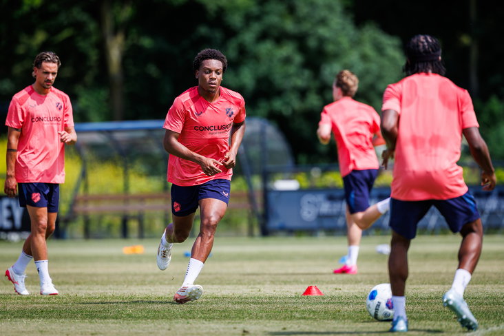 Neville Ogidi Nwankwo (midden) op de training van FC Utrecht