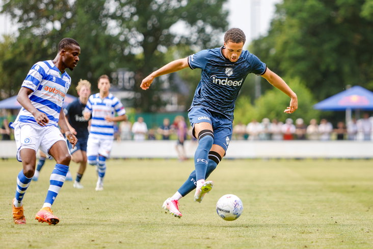 Adrian Blake (FC Utrecht) in actie tegen De Graafschap