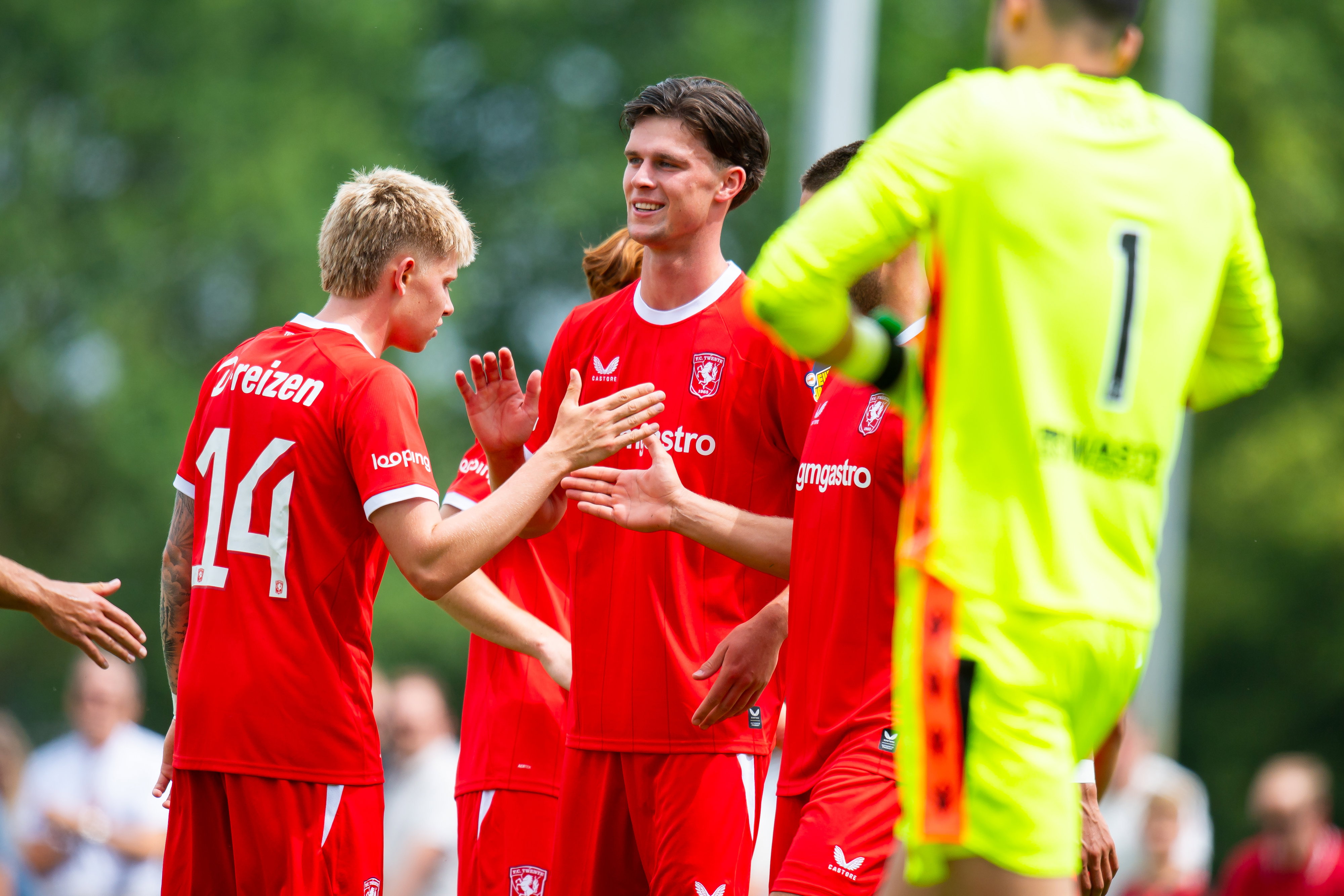 Lucas Vennegoor of Hesselink wordt gefeliciteerd met zijn doelpunt
