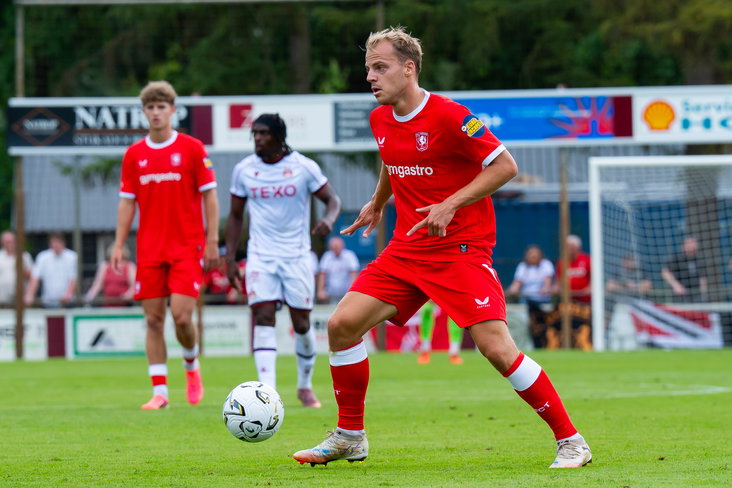 Thomas van den Belt in actie tegen Aberdeen