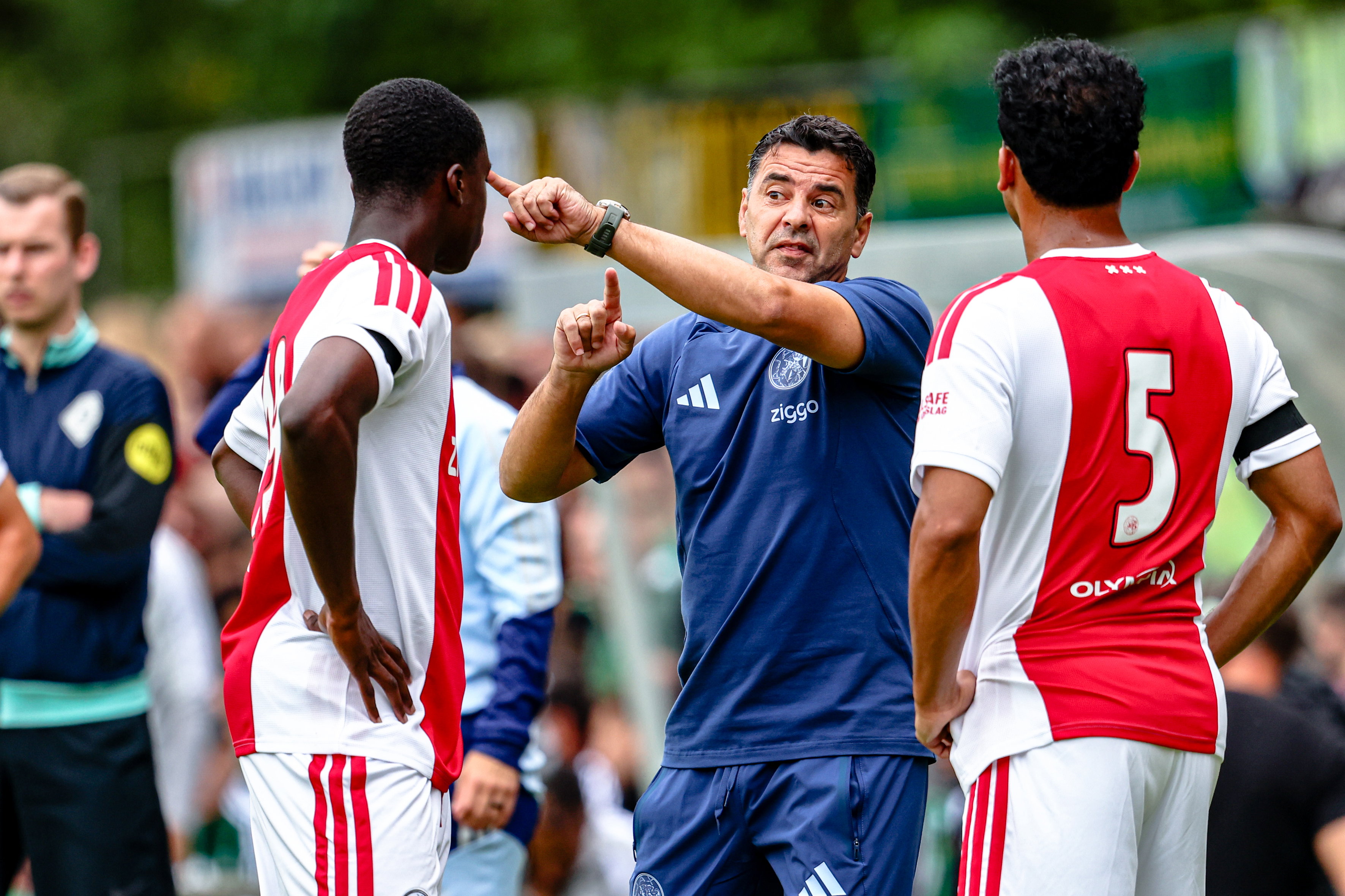 Míche geeft Ajax instructies
