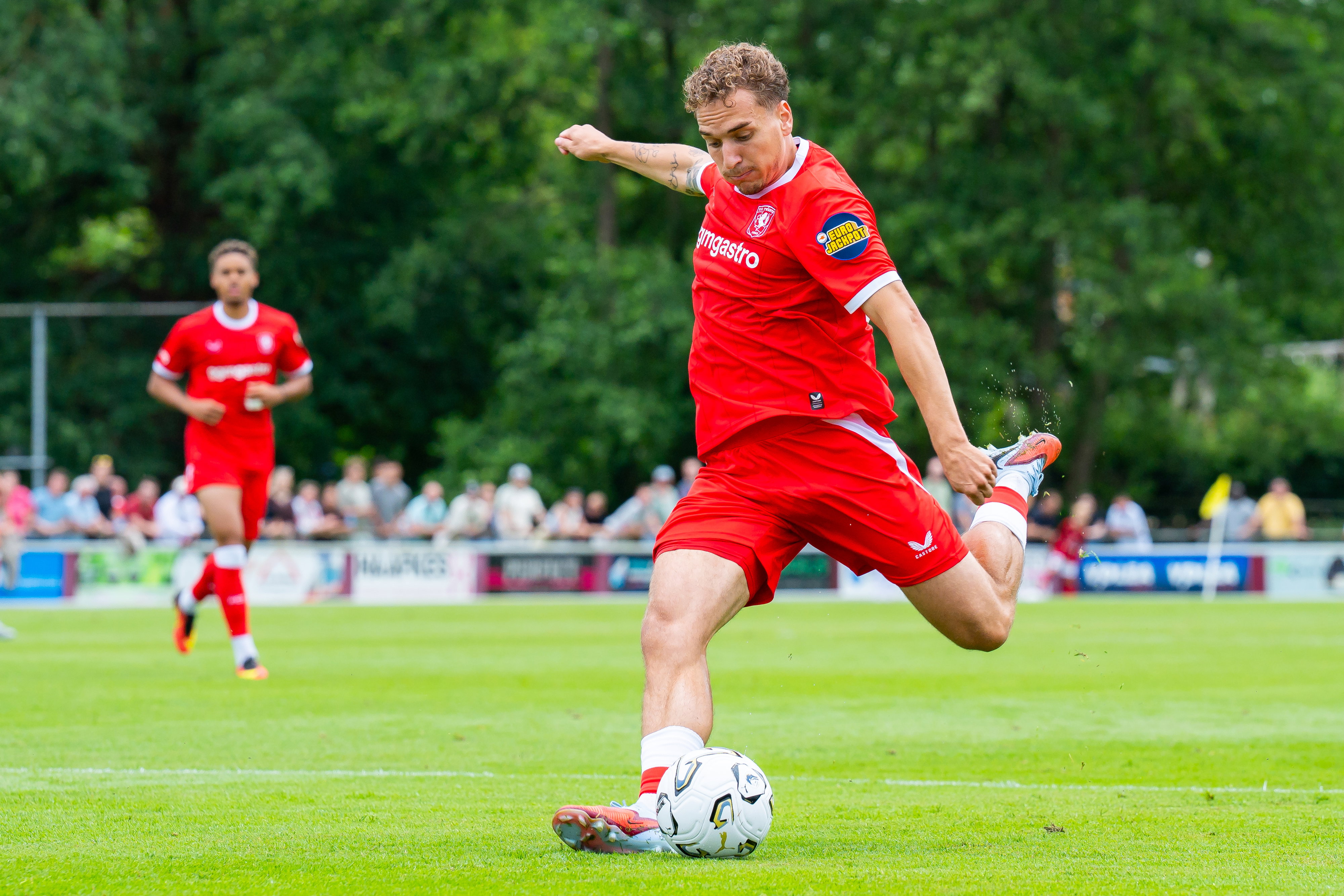 Aske Adelgaard schiet de bal