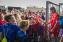 Wout Weghorst geeft FC Twente-supporters een high-five