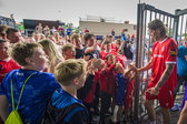 Wout Weghorst geeft FC Twente-supporters een high-five