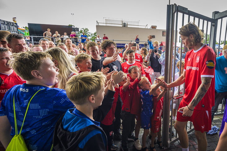 Wout Weghorst geeft FC Twente-supporters een high-five