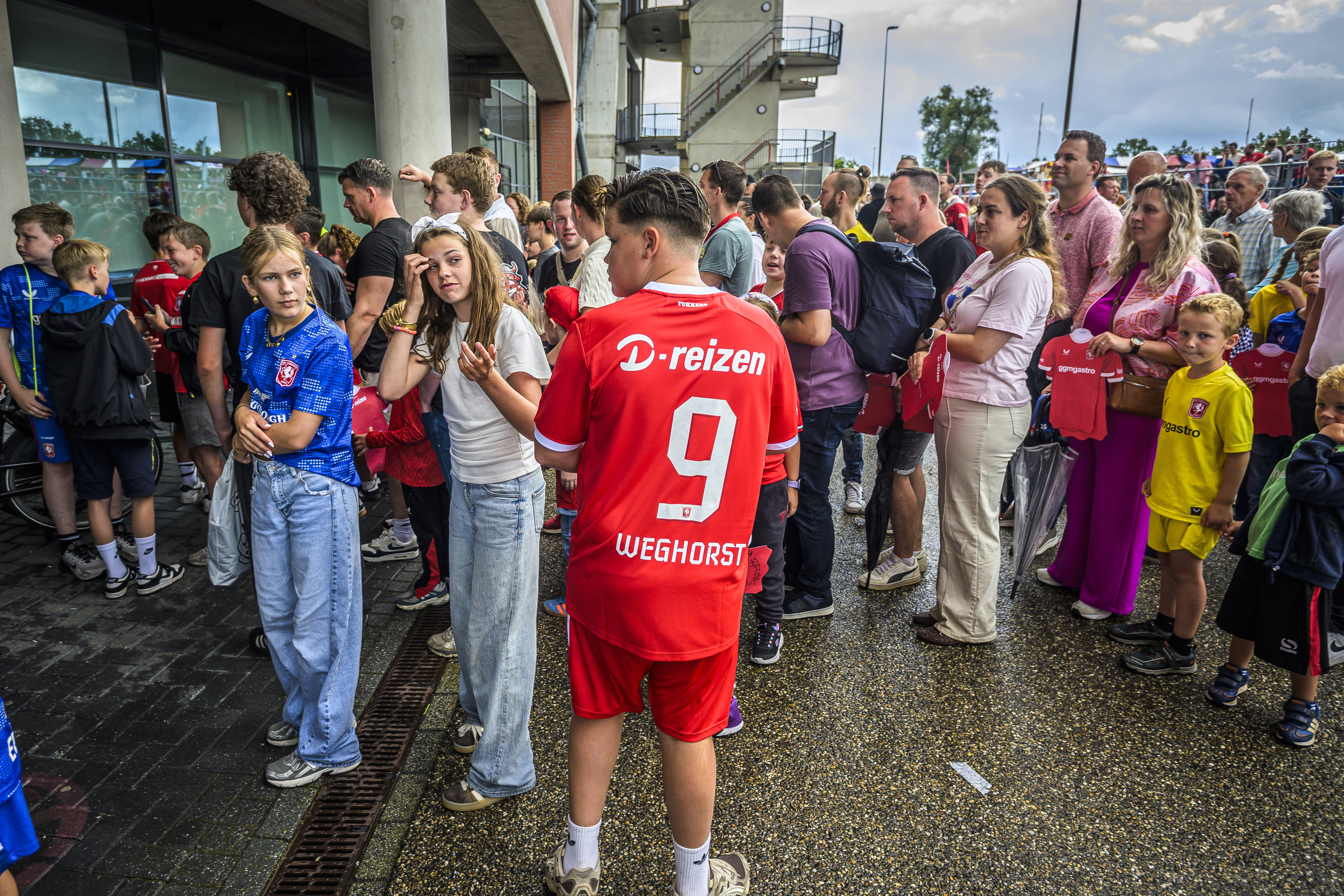 Een FC Twente-supporter met een shirt van Wout Weghorst