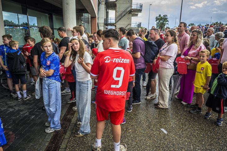 Een FC Twente-supporter met een shirt van Wout Weghorst
