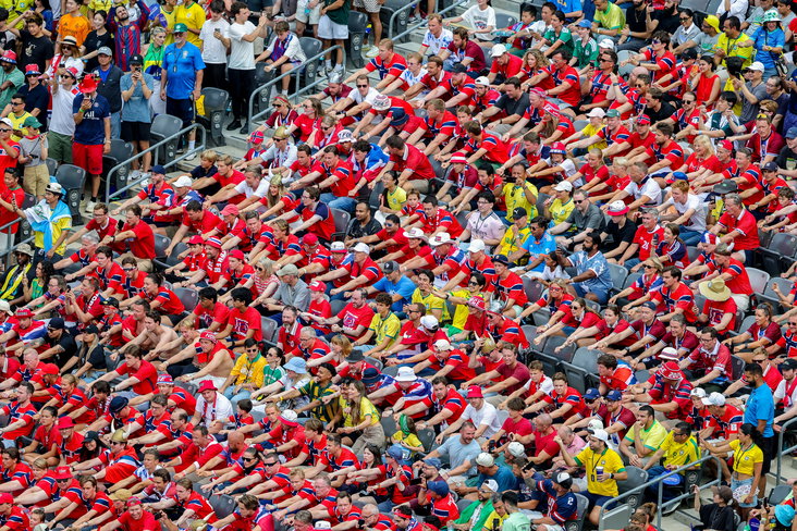 De roeiende Noorwegen-supporters