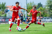 Younes Taha aan de bal tegen SF Lotte