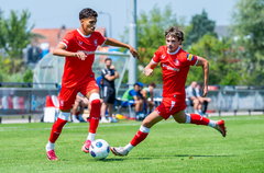 Younes Taha aan de bal tegen SF Lotte