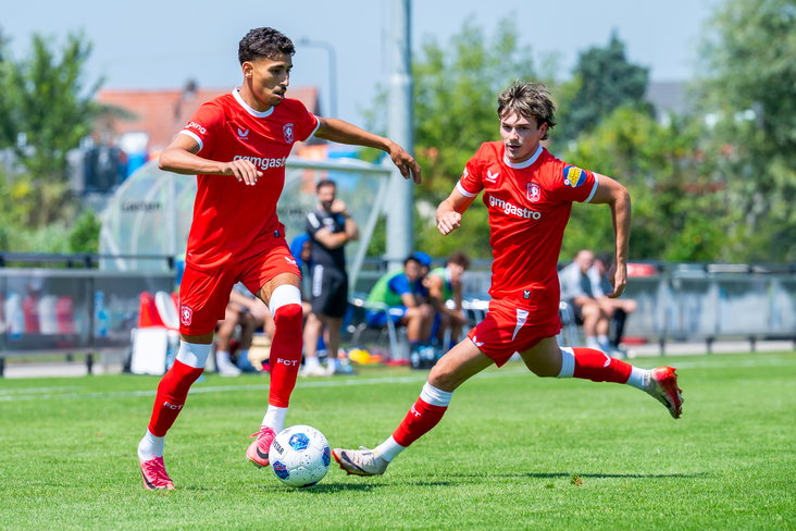 Younes Taha aan de bal tegen SF Lotte