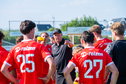 John van den Brom spreekt zijn spelers toe