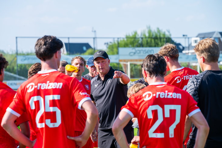 John van den Brom spreekt zijn spelers toe