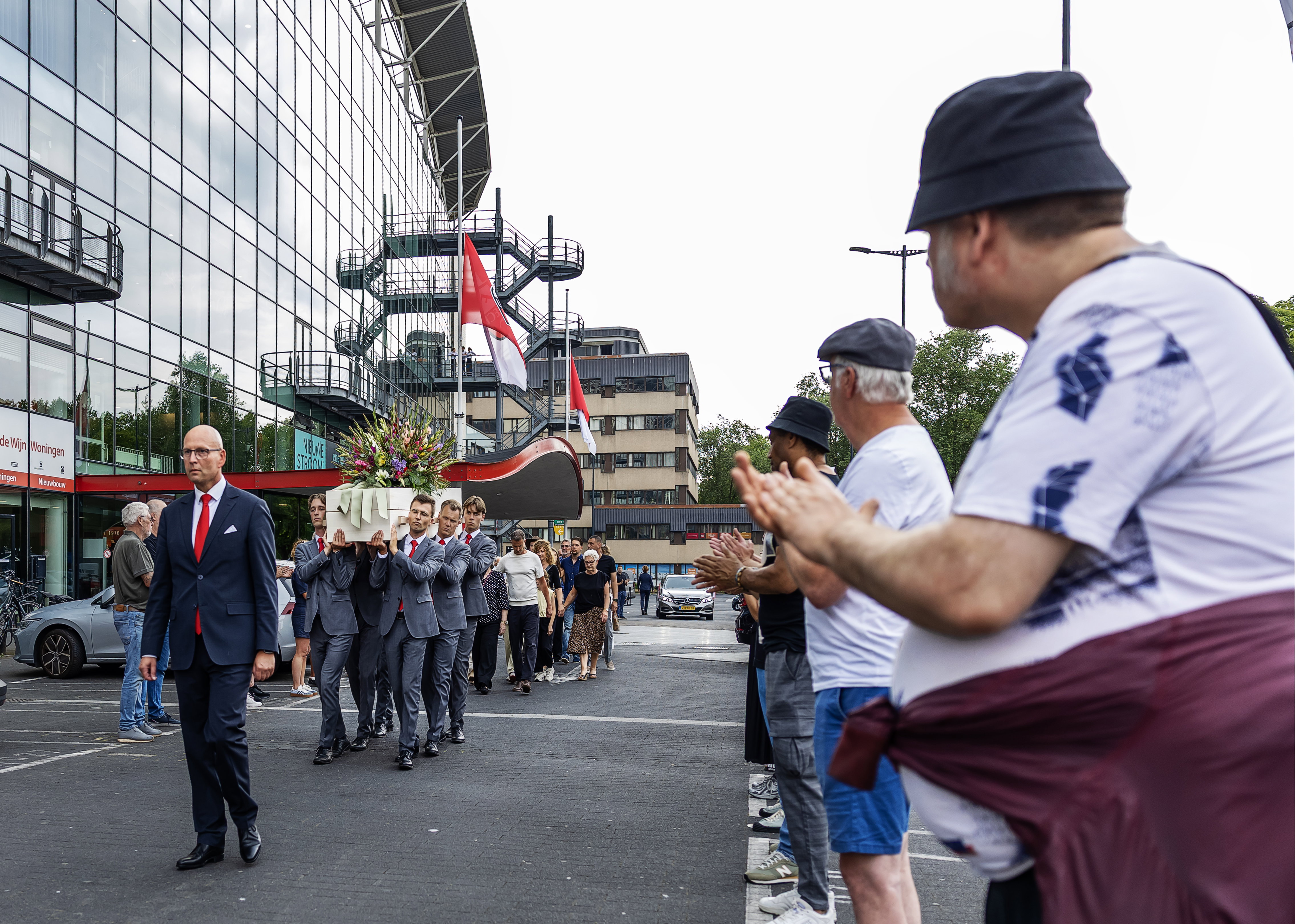FC Utrecht-supporters nemen afscheid van clubicoon Leo van Veen