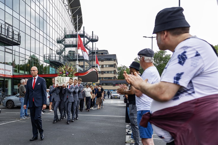 FC Utrecht-supporters nemen afscheid van clubicoon Leo van Veen