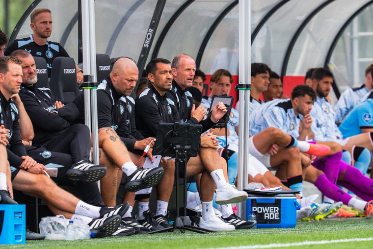 De technische staf van Feyenoord met centraal Giovanni van Bronckhorst