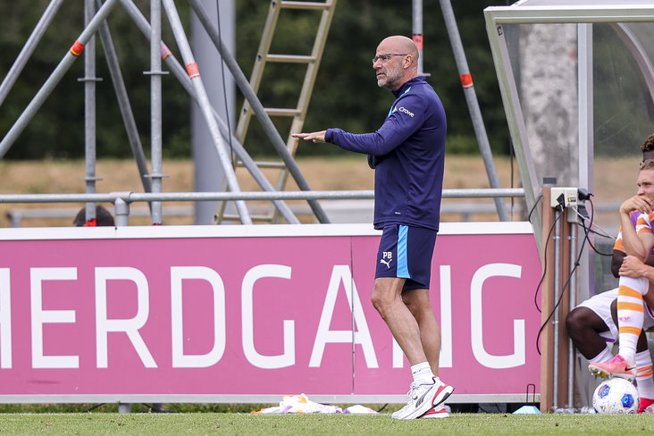 Peter Bosz langs de lijn op de Herdgang