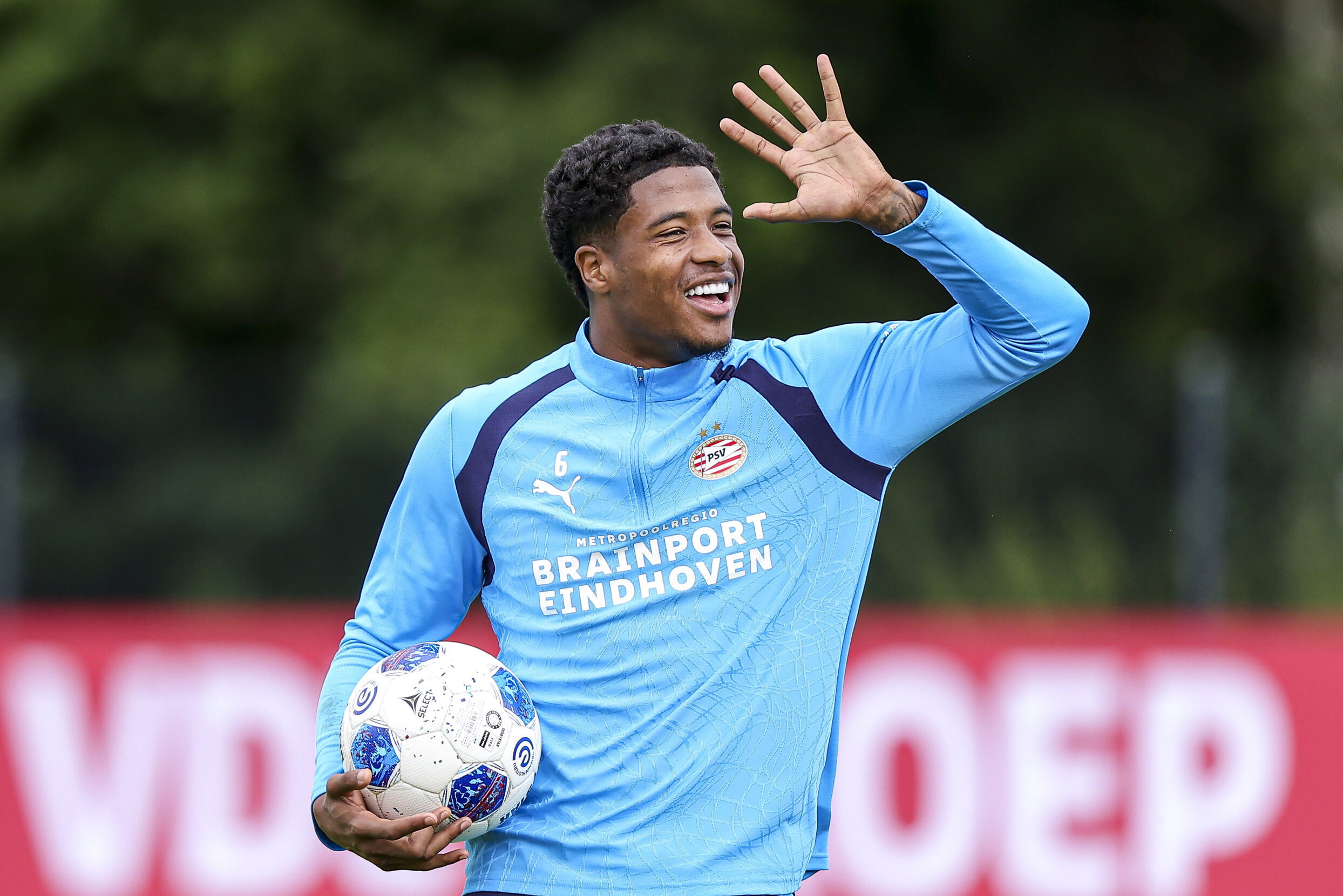 Ryan Flamingo lachend op de training van PSV