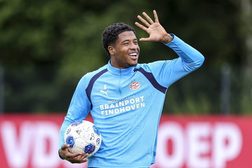 Ryan Flamingo lachend op de training van PSV