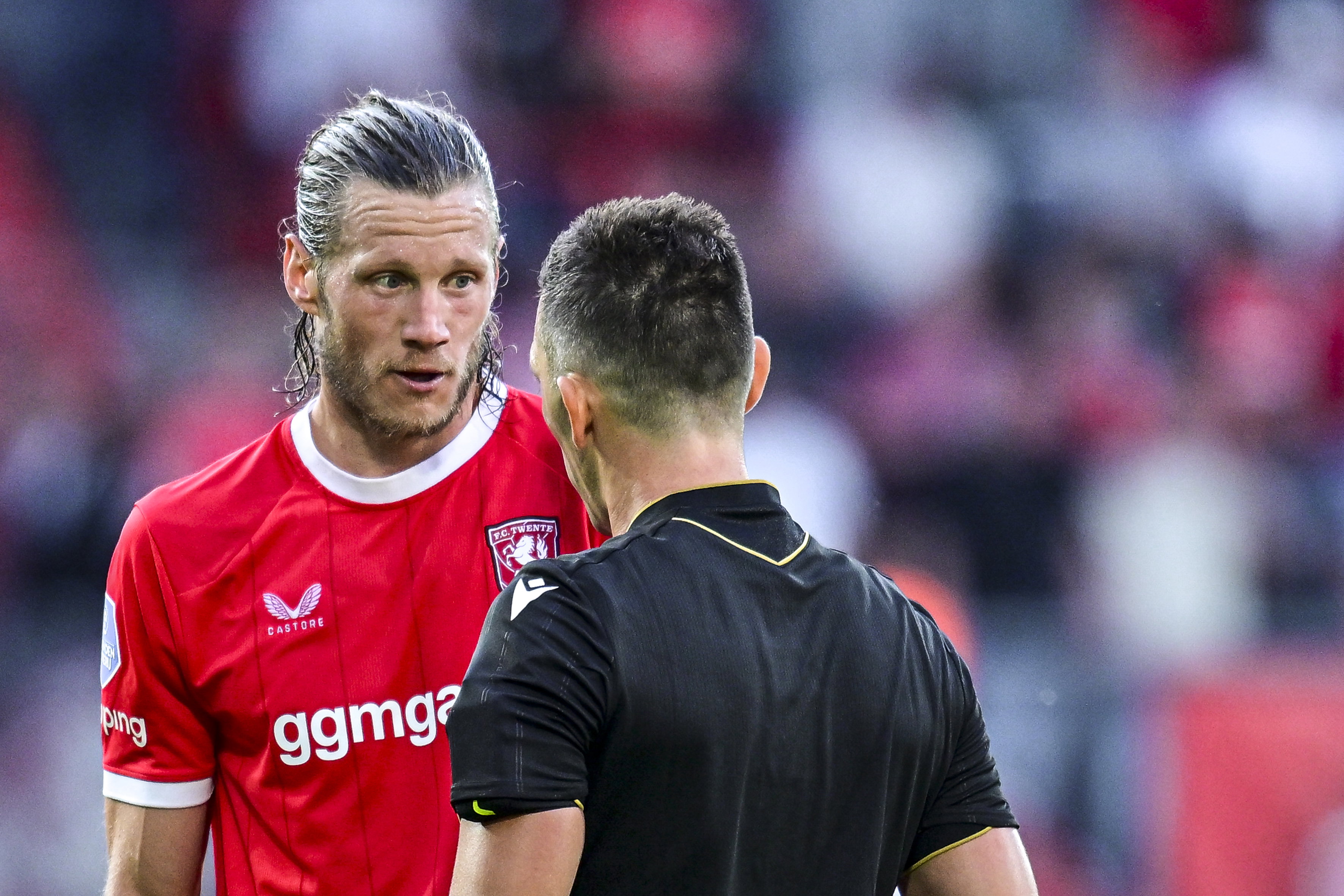 Wout Weghorst praat met de scheidsrechter