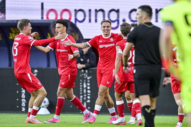 Aske Adelgaard na zijn goal voor FC Twente